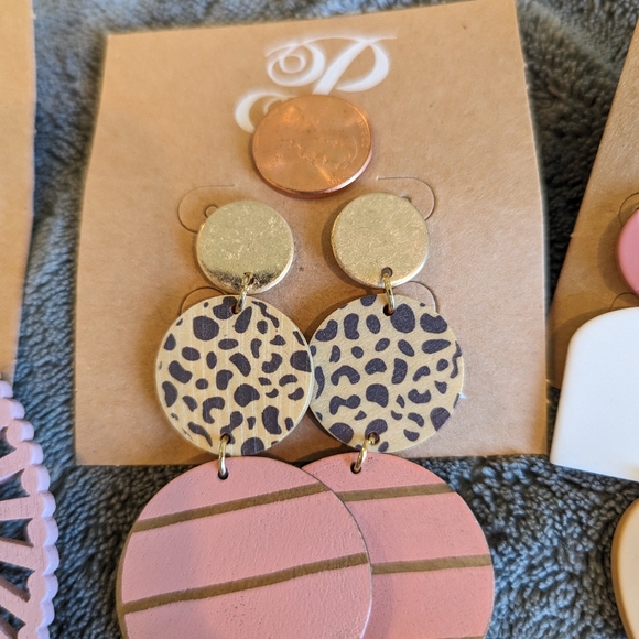 9 pairs of new Plunder earrings. Pink, orange, gold yellow cow print - Picture 3 of 9